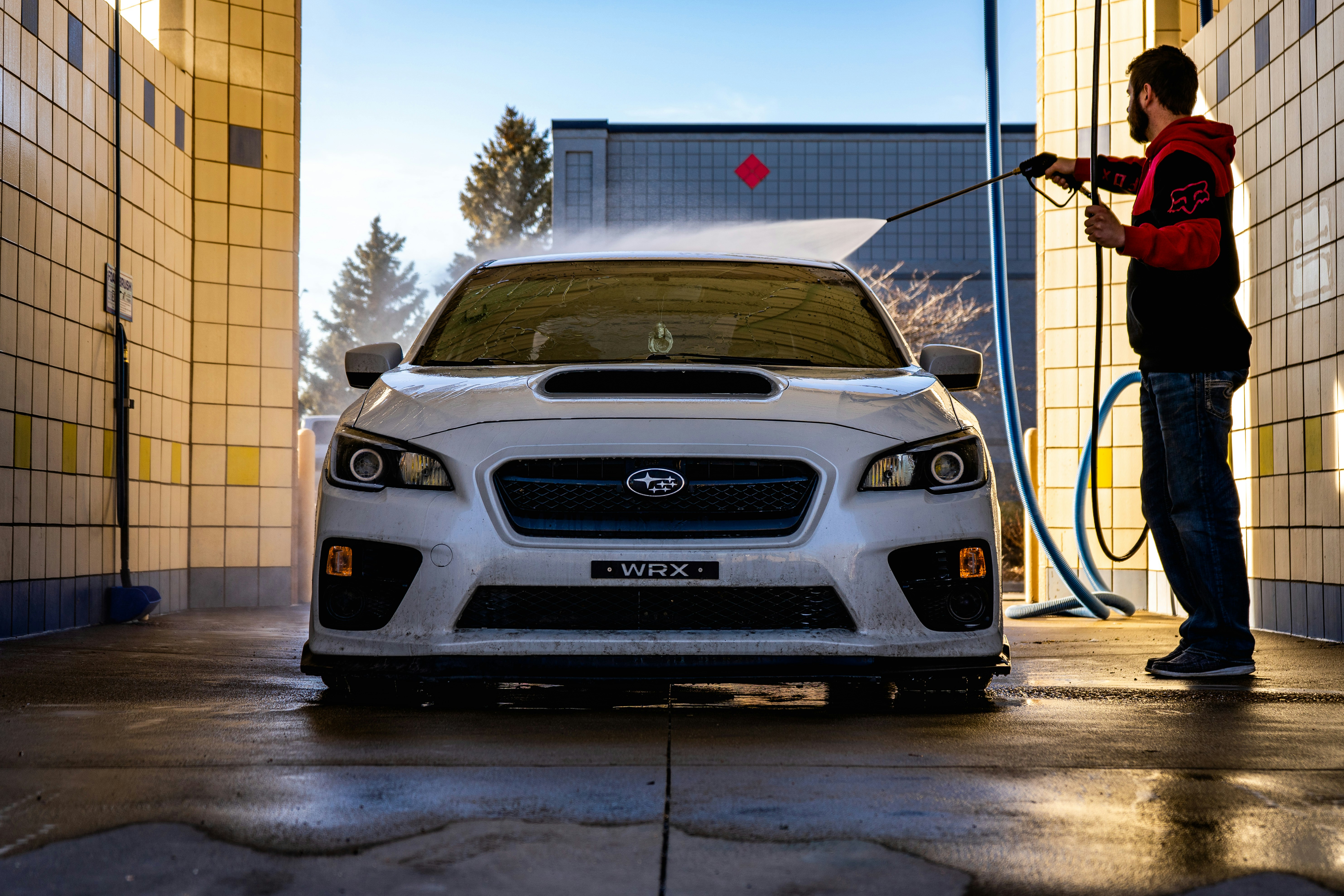 Pressure washing vehicle